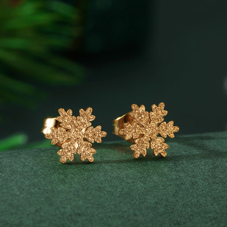 A Pair of Christmas 18K Real Gold Stainless Steel Snowflake Ear Stud Suitable for Daily Holiday Wear