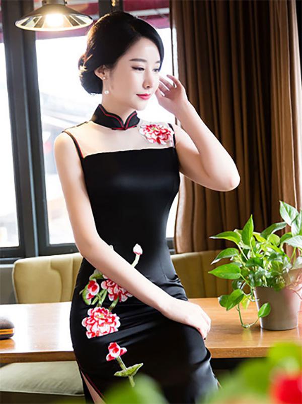 Black Hollow Embroidered Stand-collar Long Cheongsam