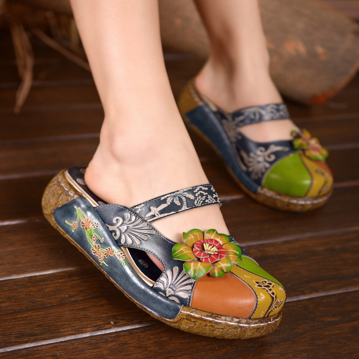 Hand-printed retro flat-soled sandals