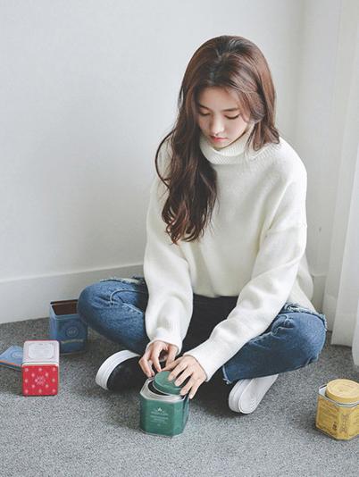 White Knitting Split-side High-neck Sweater